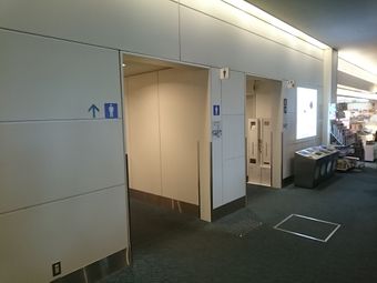 羽田空港第2旅客ターミナル出発ロビー バスラウンジ手前1.JPG